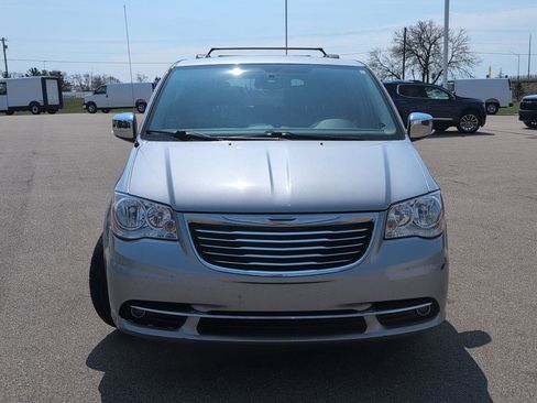 Used 2015 Chrysler Town & Country Touring-L w/ Driver Convenience Group image 10