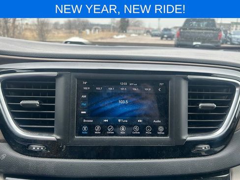 Used 2018 Chrysler Pacifica Touring-L image 13