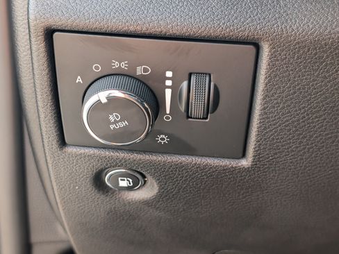 Used 2018 Jeep Grand Cherokee Altitude AWD/4WD image 19