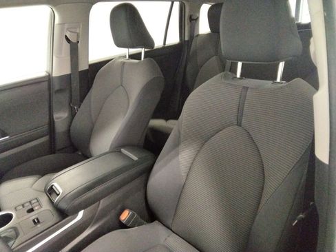 Used 2024 Toyota Highlander LE image 33