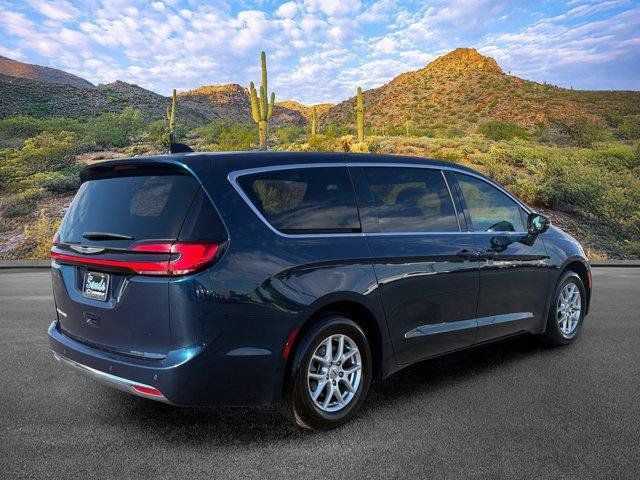Used 2025 Chrysler Pacifica Select FWD image 4