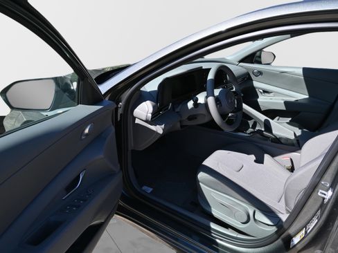 Certified 2025 Hyundai Elantra SE FWD image 10