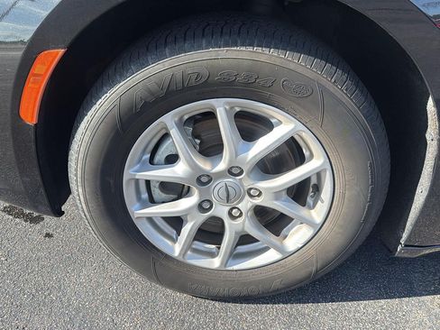 Used 2023 Chrysler Pacifica Touring-L FWD image 11