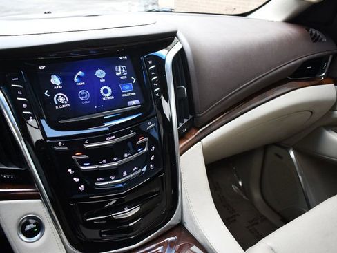 Used 2017 Cadillac Escalade ESV Luxury image 36