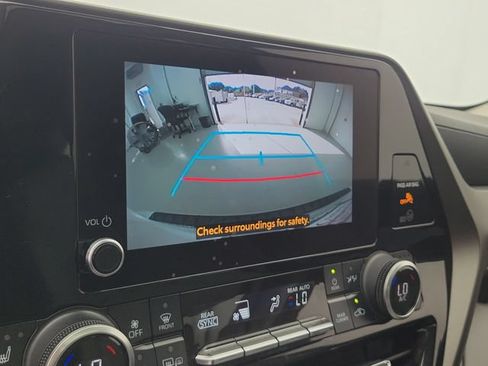 Used 2023 Toyota Highlander XLE FWD image 32