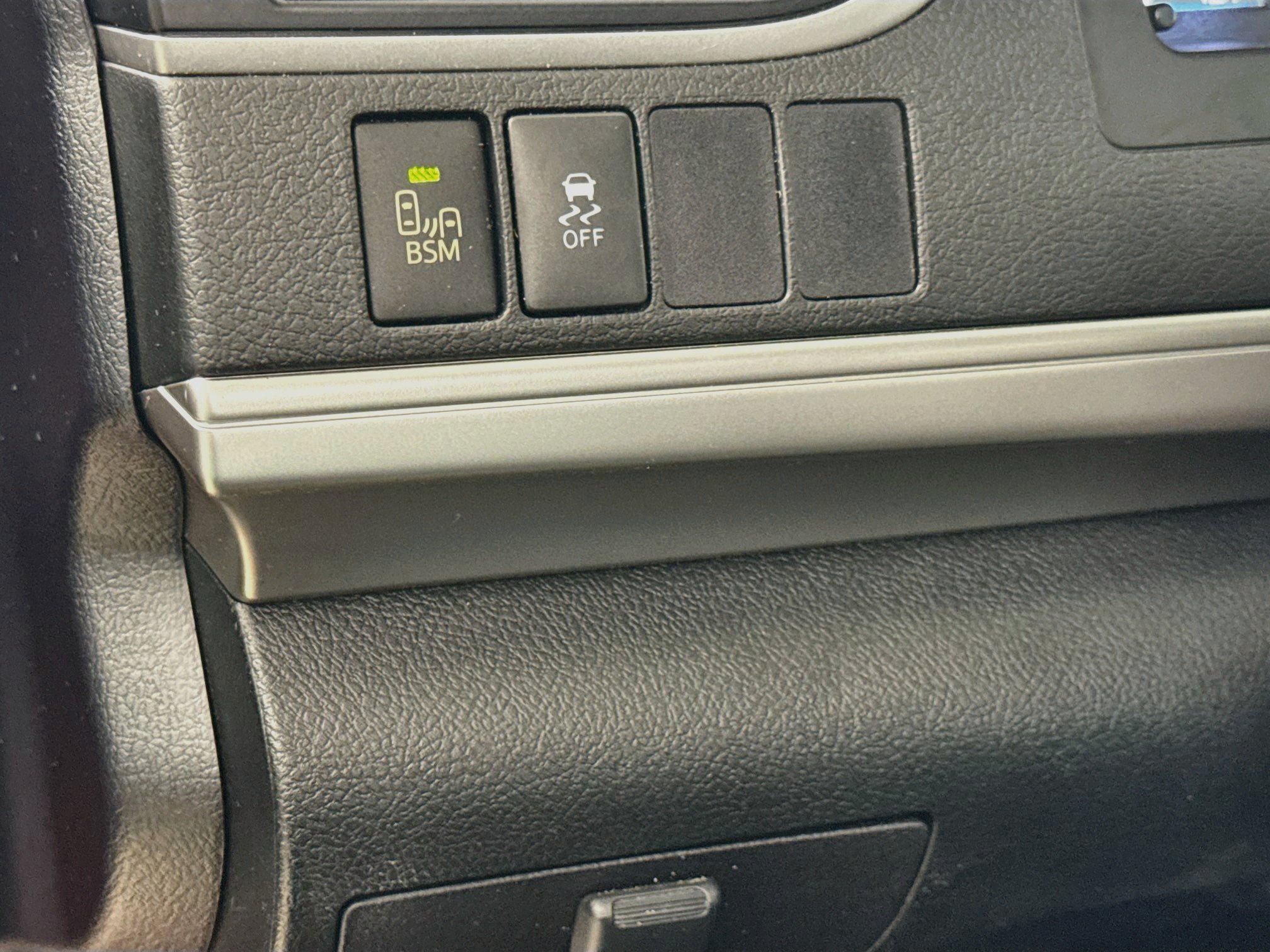 Used 2014 Toyota Camry SE w/ Leather Package FWD image 10