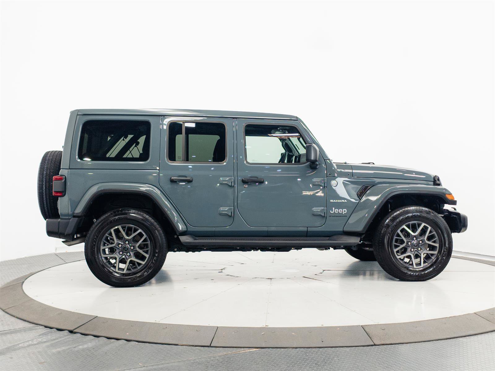 Used 2024 Jeep Wrangler Unlimited Sahara w/ Safety Group AWD/4WD image 12