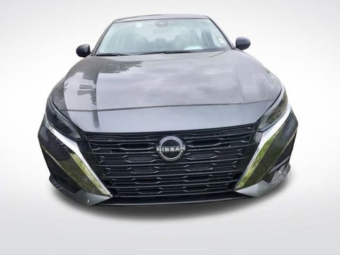 Used 2025 Nissan Altima 2.5 SV FWD image 2