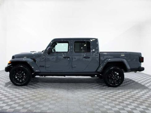 Used 2025 Jeep Gladiator Sport AWD/4WD image 3