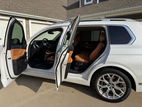 Used 2024 BMW X7 xDrive40i w/ Climate Comfort Package image 11