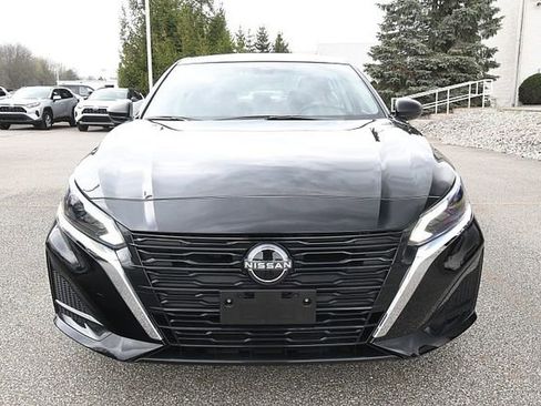 Used 2025 Nissan Altima 2.5 SV FWD image 2