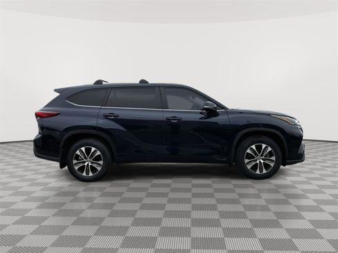 Used 2023 Toyota Highlander XLE FWD image 5