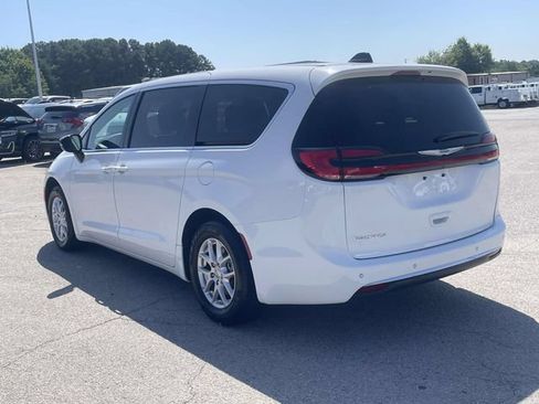Used 2024 Chrysler Pacifica Touring-L FWD image 6
