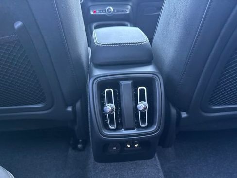 Certified 2025 Volvo XC40 B5 Plus AWD/4WD image 17
