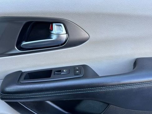 Used 2021 Chrysler Pacifica Touring-L FWD image 22