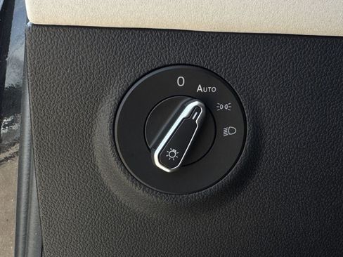 New 2025 Volkswagen Taos SE FWD image 22
