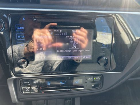 Used 2018 Toyota Corolla LE image 10