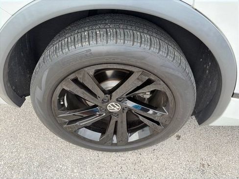 Used 2023 Volkswagen Tiguan SE R-Line FWD image 10