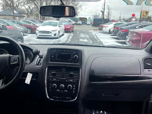 Used 2017 Dodge Grand Caravan SE image 22