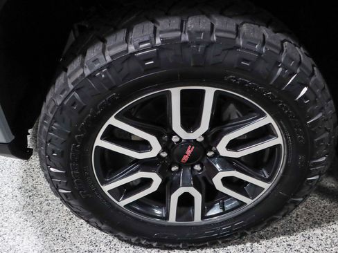 Used 2024 GMC Sierra 1500 AT4 w/ Technology Package AWD/4WD image 12