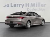 Used 2022 Hyundai Elantra SE image 2
