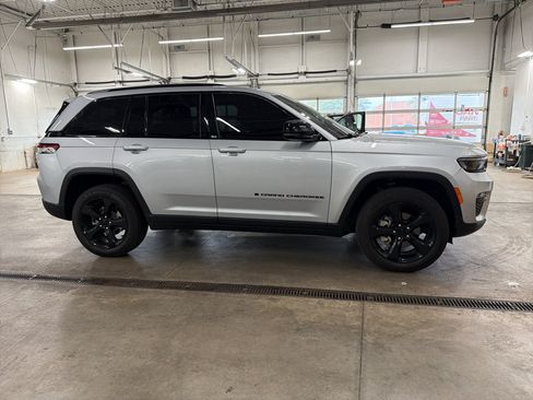 Used 2024 Jeep Grand Cherokee Limited w/ Luxury Tech Group II AWD/4WD image 4