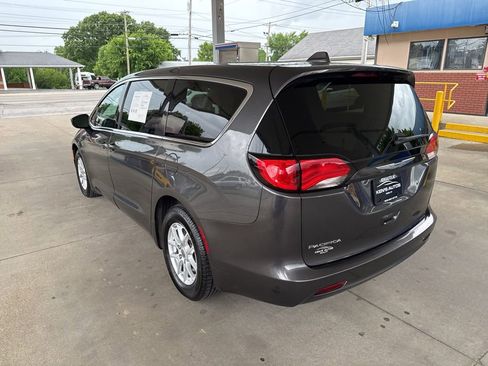 Used 2017 Chrysler Pacifica Touring FWD image 4