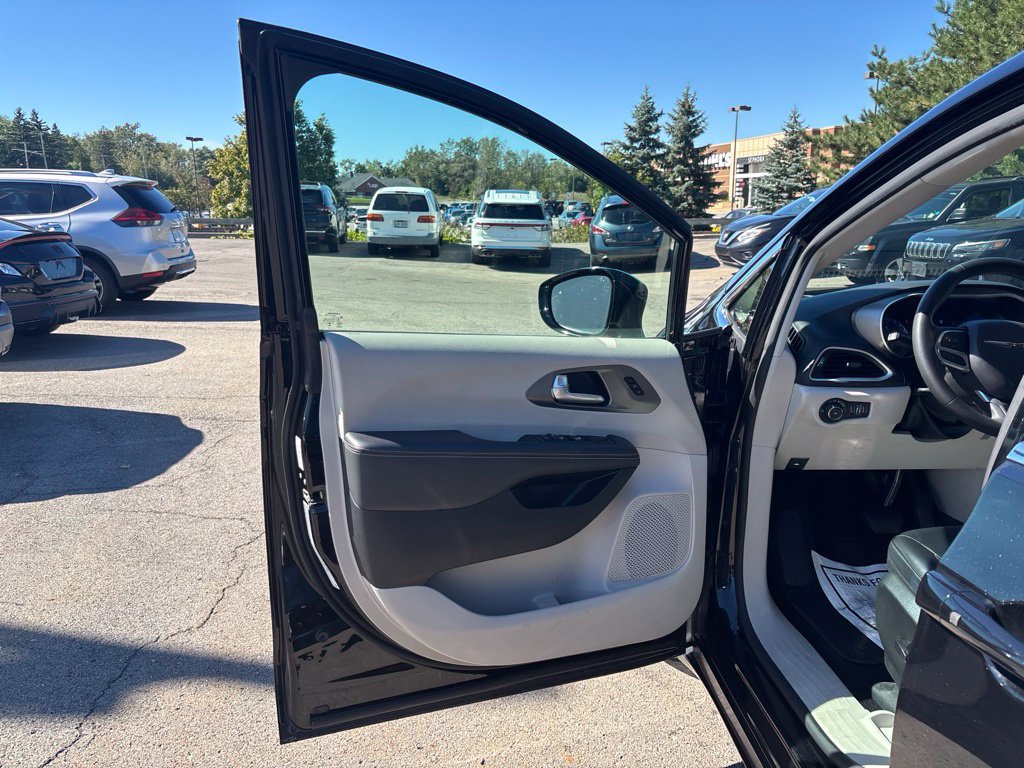 Used 2024 Chrysler Pacifica Touring-L FWD image 18