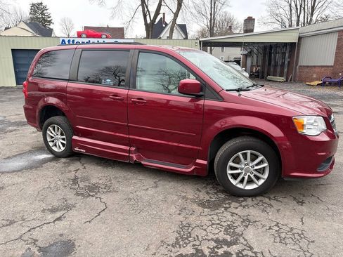 Used 2014 Dodge Grand Caravan SXT w/ UConnect Hands-Free Group FWD image 2