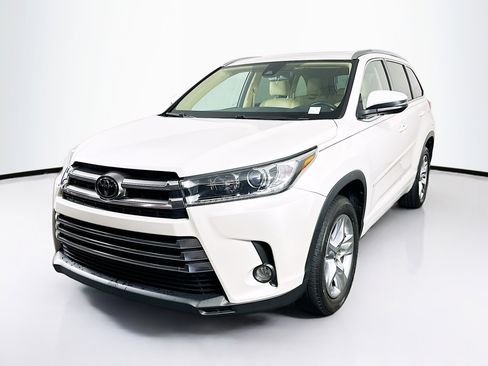 Used 2017 Toyota Highlander Limited image 3