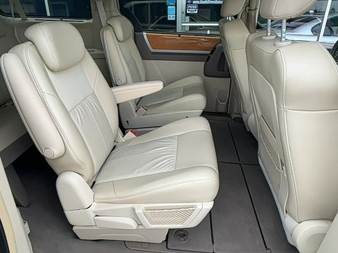 Used 2008 Chrysler Town & Country Limited image 19