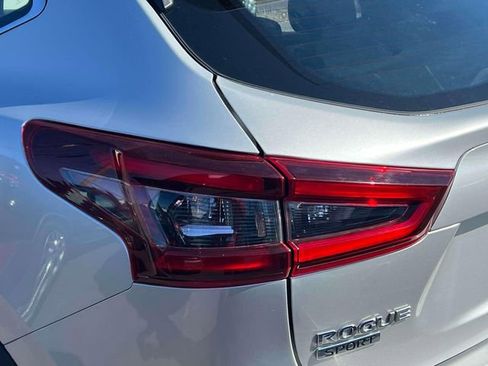 Used 2022 Nissan Rogue Sport S image 9