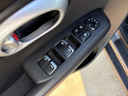 Used 2017 Kia Soul + FWD image 11
