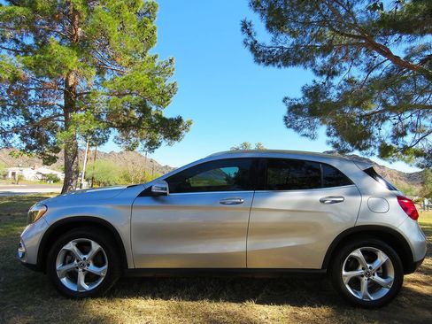 Used 2018 Mercedes-Benz GLA 250 4MATIC w/ Premium Package image 3