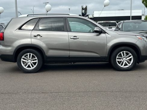 Used 2014 Kia Sorento LX FWD image 3