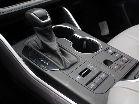 Used 2023 Toyota Highlander XLE AWD/4WD image 15