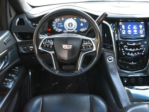 Used 2018 Cadillac Escalade Platinum image 11