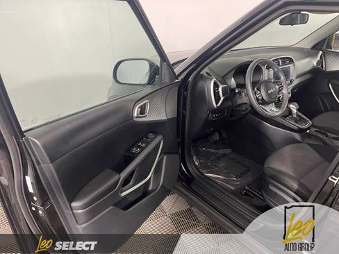 Used 2025 Kia Soul LX FWD image 9