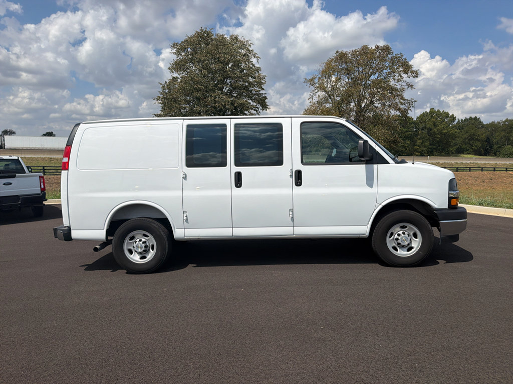 Used 2025 Chevrolet Express 2500 w/ Driver Convenience Package RWD image 4