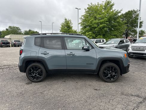 Used 2017 Jeep Renegade Altitude AWD/4WD image 3