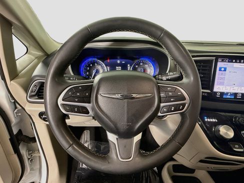 Used 2022 Chrysler Pacifica Touring-L FWD image 13