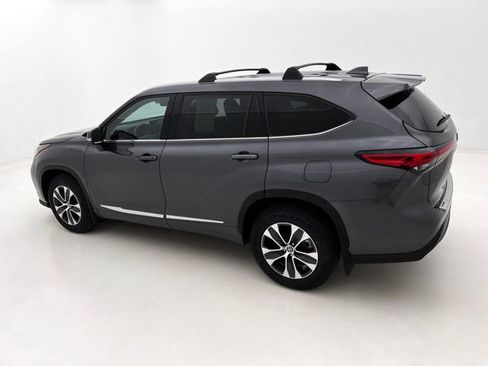 Used 2022 Toyota Highlander XLE AWD/4WD image 10