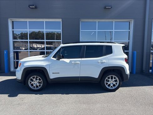 Used 2022 Jeep Renegade Latitude w/ Sun/Sound Group image 2