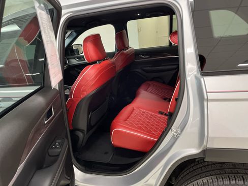 Used 2024 Jeep Grand Cherokee Limited w/ Black Appearance Package image 14