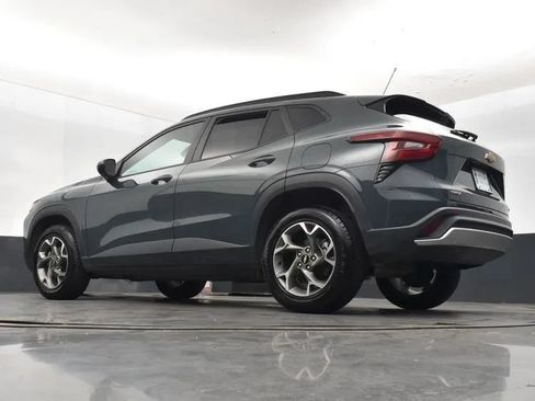 Used 2025 Chevrolet Trax LT FWD image 12