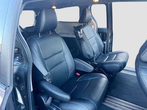 Used 2020 Toyota Sienna SE w/ Carpet Mat Package FWD image 26