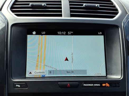 Used 2017 Ford Explorer XLT w/ Equipment Group 202A AWD/4WD image 16
