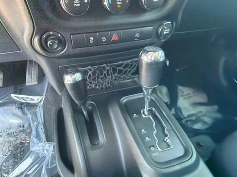 Used 2018 Jeep Wrangler Unlimited Sahara AWD/4WD image 28