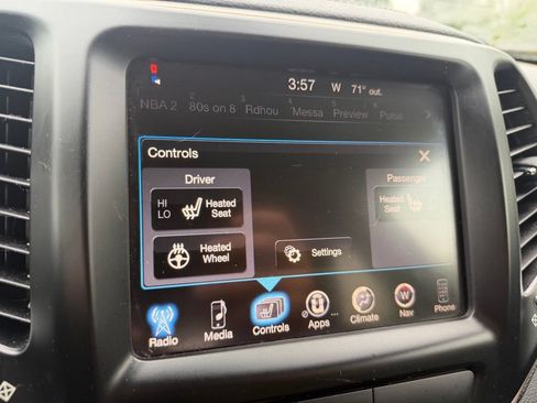 Used 2016 Jeep Cherokee Latitude w/ Cold Weather Group AWD/4WD image 20