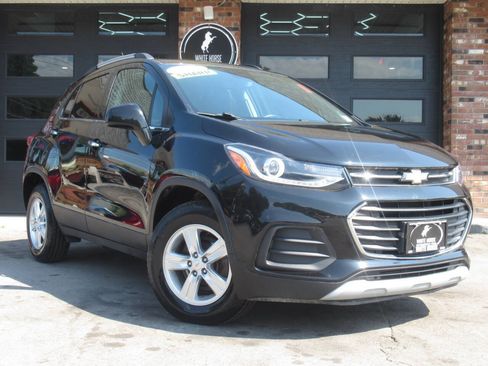 Used 2020 Chevrolet Trax LT w/ Sun & Sound Package AWD/4WD image 2